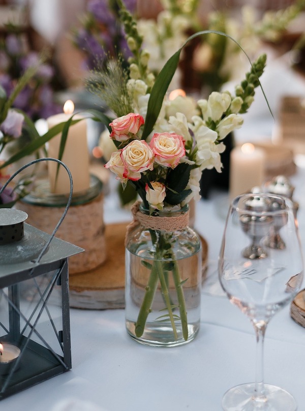 Imagen de aperitivo en jardines durante el día de la boda
